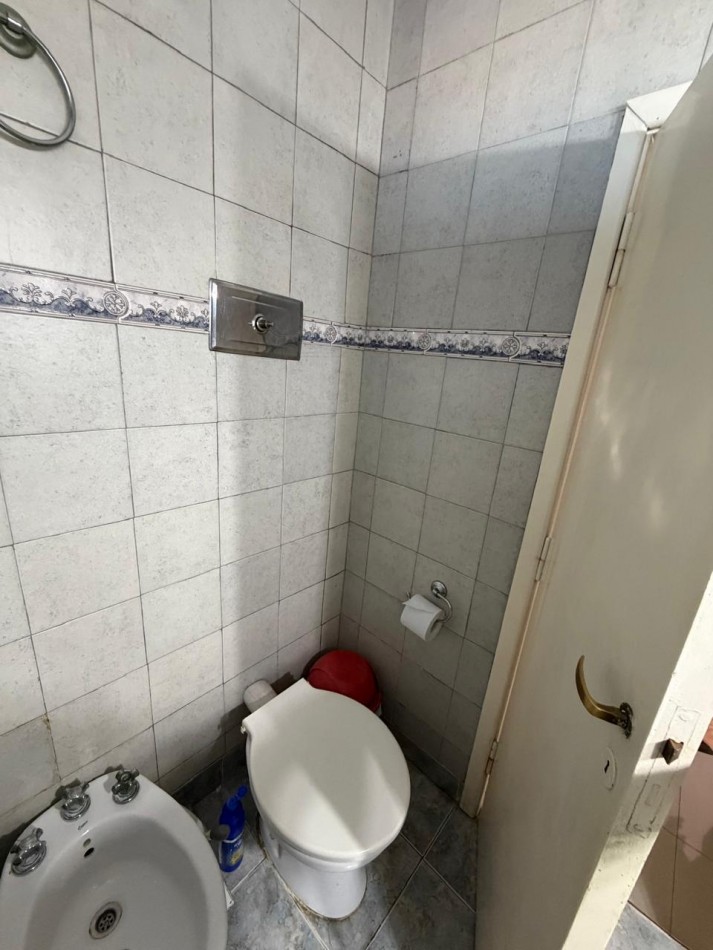 VENTA ESPECTACULAR PROPIEDAD MULTIFAMILIAR -HERMOSA CASA EN PLANTA ALTA Y DOS DEPARTAMENTOS EN PLANTA BAJA, PARQUE Y GARAJE IDEAL PARA VIVIENDA Y RENTA, MAHATMA GANDHI 1203 -TEMPERLEY-