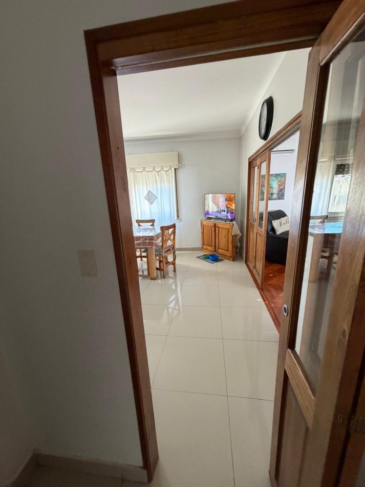VENTA ESPECTACULAR PROPIEDAD MULTIFAMILIAR -HERMOSA CASA EN PLANTA ALTA Y DOS DEPARTAMENTOS EN PLANTA BAJA, PARQUE Y GARAJE IDEAL PARA VIVIENDA Y RENTA, MAHATMA GANDHI 1203 -TEMPERLEY-