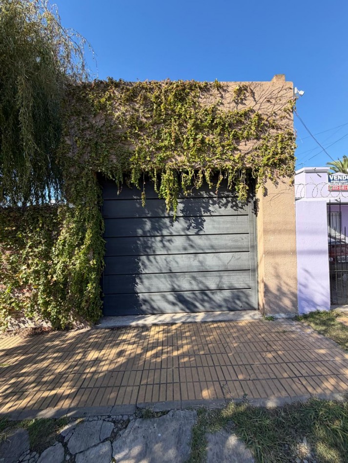 VENTA ESPECTACULAR PROPIEDAD MULTIFAMILIAR -HERMOSA CASA EN PLANTA ALTA Y DOS DEPARTAMENTOS EN PLANTA BAJA, PARQUE Y GARAJE IDEAL PARA VIVIENDA Y RENTA, MAHATMA GANDHI 1203 -TEMPERLEY-