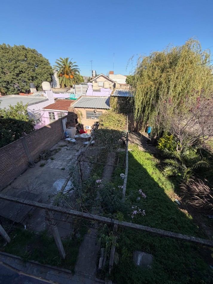 VENTA ESPECTACULAR PROPIEDAD MULTIFAMILIAR -HERMOSA CASA EN PLANTA ALTA Y DOS DEPARTAMENTOS EN PLANTA BAJA, PARQUE Y GARAJE IDEAL PARA VIVIENDA Y RENTA, MAHATMA GANDHI 1203 -TEMPERLEY-
