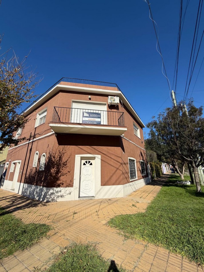 VENTA ESPECTACULAR PROPIEDAD MULTIFAMILIAR -HERMOSA CASA EN PLANTA ALTA Y DOS DEPARTAMENTOS EN PLANTA BAJA, PARQUE Y GARAJE IDEAL PARA VIVIENDA Y RENTA, MAHATMA GANDHI 1203 -TEMPERLEY-