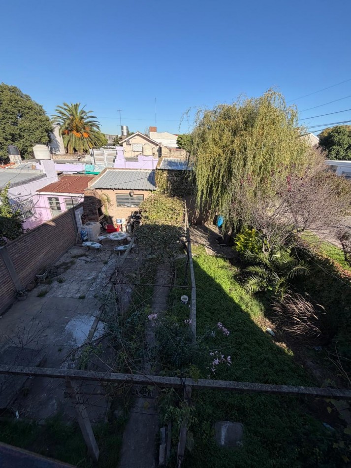 VENTA ESPECTACULAR PROPIEDAD MULTIFAMILIAR -HERMOSA CASA EN PLANTA ALTA Y DOS DEPARTAMENTOS EN PLANTA BAJA, PARQUE Y GARAJE IDEAL PARA VIVIENDA Y RENTA, MAHATMA GANDHI 1203 -TEMPERLEY-