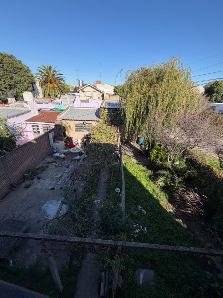 VENTA ESPECTACULAR PROPIEDAD MULTIFAMILIAR -HERMOSA CASA EN PLANTA ALTA Y DOS DEPARTAMENTOS EN PLANTA BAJA, PARQUE Y GARAJE IDEAL PARA VIVIENDA Y RENTA, MAHATMA GANDHI 1203 -TEMPERLEY-