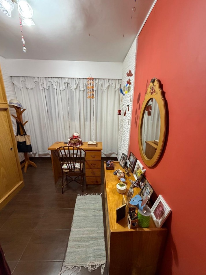 VENTA HERMOSA CASA APTA CREDITO MUY BIEN MANTENIDA, 3 AMBIENTES, PARQUE AMPLIO, GARAJE Y ENTREPISO, ZEBALLOS 900 -TEMPERLEY-