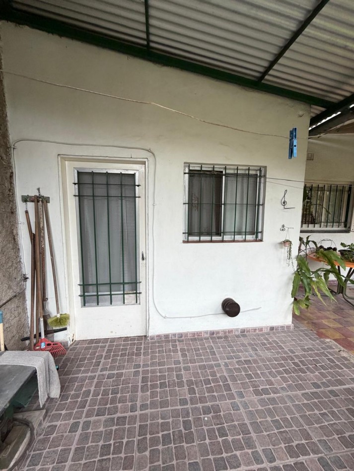 VENTA HERMOSA CASA APTA CREDITO MUY BIEN MANTENIDA, 3 AMBIENTES, PARQUE AMPLIO, GARAJE Y ENTREPISO, ZEBALLOS 900 -TEMPERLEY-
