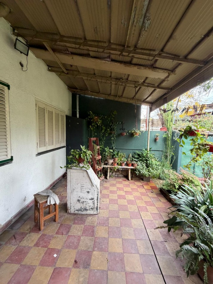 VENTA HERMOSA CASA APTA CREDITO MUY BIEN MANTENIDA, 3 AMBIENTES, PARQUE AMPLIO, GARAJE Y ENTREPISO, ZEBALLOS 900 -TEMPERLEY-