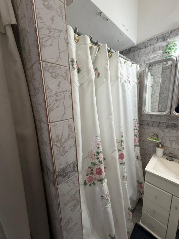 VENTA HERMOSA CASA APTA CREDITO MUY BIEN MANTENIDA, 3 AMBIENTES, PARQUE AMPLIO, GARAJE Y ENTREPISO, ZEBALLOS 900 -TEMPERLEY-