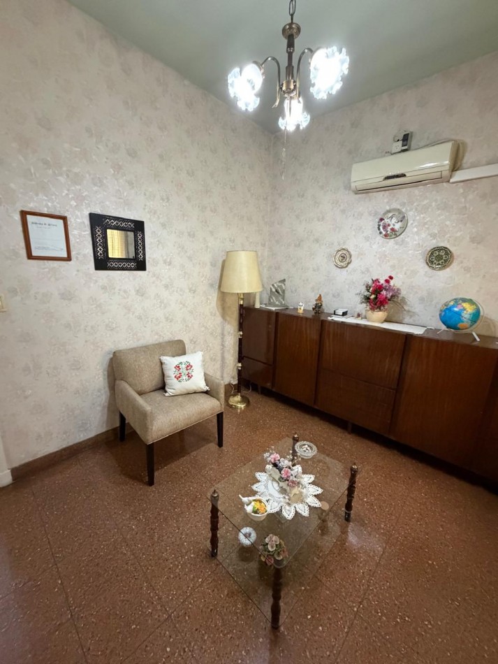 VENTA HERMOSA CASA APTA CREDITO MUY BIEN MANTENIDA, 3 AMBIENTES, PARQUE AMPLIO, GARAJE Y ENTREPISO, ZEBALLOS 900 -TEMPERLEY-