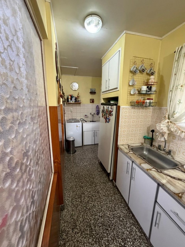 VENTA HERMOSA CASA APTA CREDITO MUY BIEN MANTENIDA, 3 AMBIENTES, PARQUE AMPLIO, GARAJE Y ENTREPISO, ZEBALLOS 900 -TEMPERLEY-
