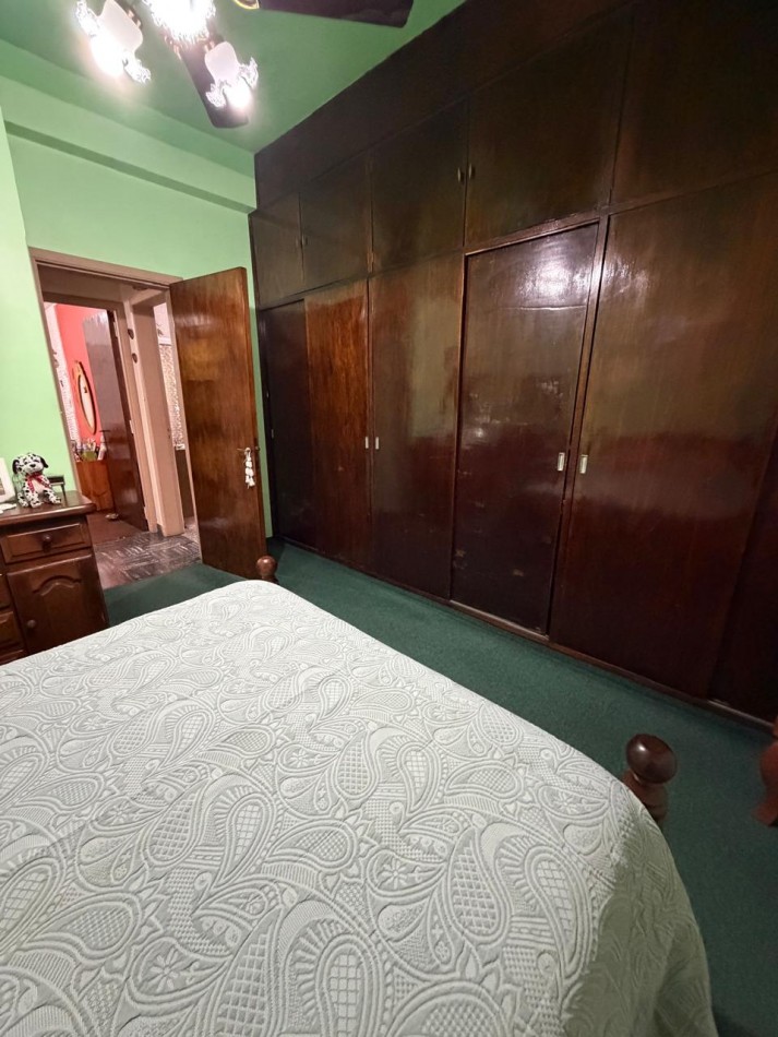 VENTA HERMOSA CASA APTA CREDITO MUY BIEN MANTENIDA, 3 AMBIENTES, PARQUE AMPLIO, GARAJE Y ENTREPISO, ZEBALLOS 900 -TEMPERLEY-