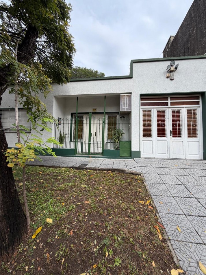 VENTA HERMOSA CASA APTA CREDITO MUY BIEN MANTENIDA, 3 AMBIENTES, PARQUE AMPLIO, GARAJE Y ENTREPISO, ZEBALLOS 900 -TEMPERLEY-