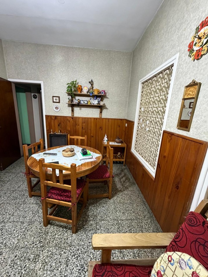 VENTA HERMOSA CASA APTA CREDITO MUY BIEN MANTENIDA, 3 AMBIENTES, PARQUE AMPLIO, GARAJE Y ENTREPISO, ZEBALLOS 900 -TEMPERLEY-