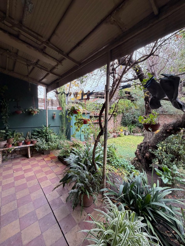 VENTA HERMOSA CASA APTA CREDITO MUY BIEN MANTENIDA, 3 AMBIENTES, PARQUE AMPLIO, GARAJE Y ENTREPISO, ZEBALLOS 900 -TEMPERLEY-