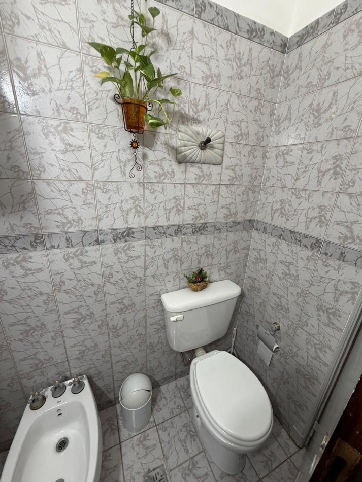 VENTA HERMOSA CASA APTA CREDITO MUY BIEN MANTENIDA, 3 AMBIENTES, PARQUE AMPLIO, GARAJE Y ENTREPISO, ZEBALLOS 900 -TEMPERLEY-
