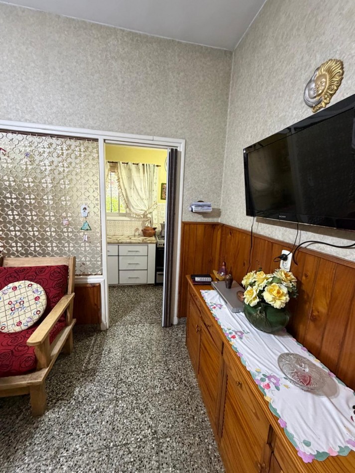 VENTA HERMOSA CASA APTA CREDITO MUY BIEN MANTENIDA, 3 AMBIENTES, PARQUE AMPLIO, GARAJE Y ENTREPISO, ZEBALLOS 900 -TEMPERLEY-