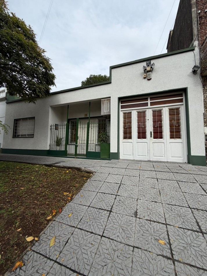 VENTA HERMOSA CASA APTA CREDITO MUY BIEN MANTENIDA, 3 AMBIENTES, PARQUE AMPLIO, GARAJE Y ENTREPISO, ZEBALLOS 900 -TEMPERLEY-