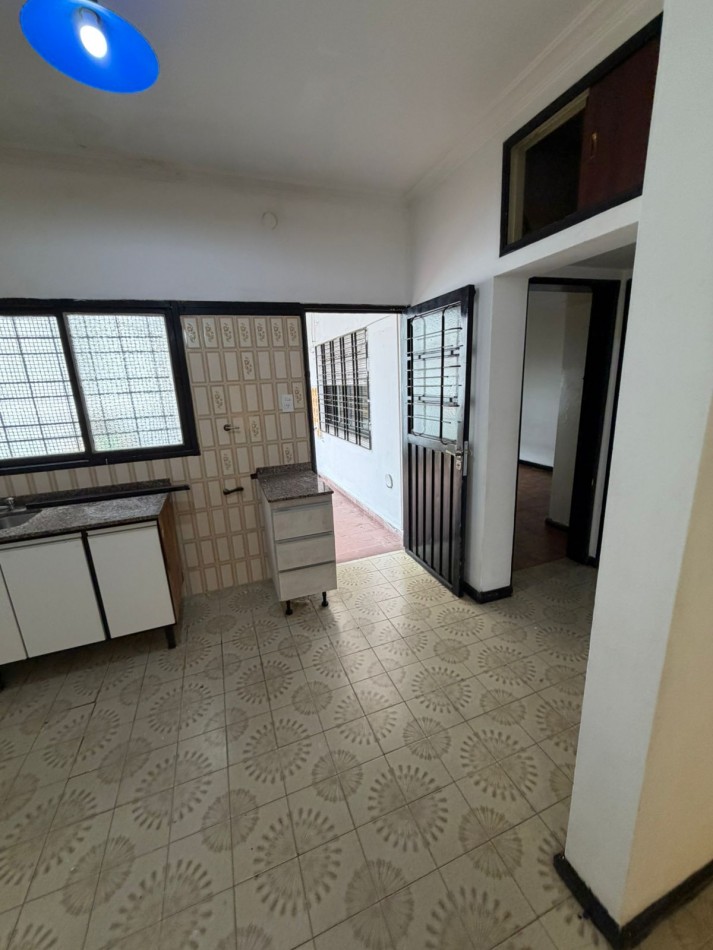 -RESERVADA-ALQUILER CASA 3 AMBIENTES, PATIO Y LUGAR DESCUBIERTO PARA ENTRAR UN AUTO A 3 CUADRAS DE AV EVA PERON AL 1500, EL ZORZAL 161 -TEMPERLEY-