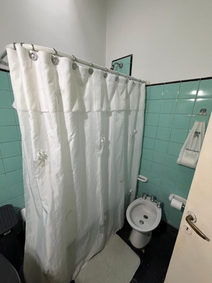 VENTA IDEAL 2 FAMILIAS CASA CON DEPARTAMENTO 2 AMBIENTES, QUINCHO Y AMPLIO PARQUE, FERRE 126 -JOSE MARMOL-