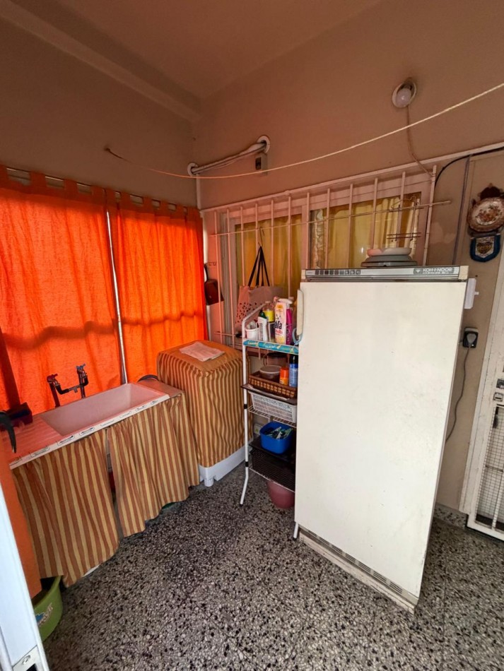 VENTA IDEAL 2 FAMILIAS CASA CON DEPARTAMENTO 2 AMBIENTES, QUINCHO Y AMPLIO PARQUE, FERRE 126 -JOSE MARMOL-