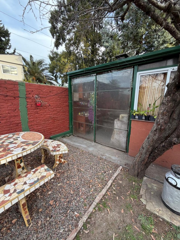 VENTA IDEAL 2 FAMILIAS CASA CON DEPARTAMENTO 2 AMBIENTES, QUINCHO Y AMPLIO PARQUE, FERRE 126 -JOSE MARMOL-