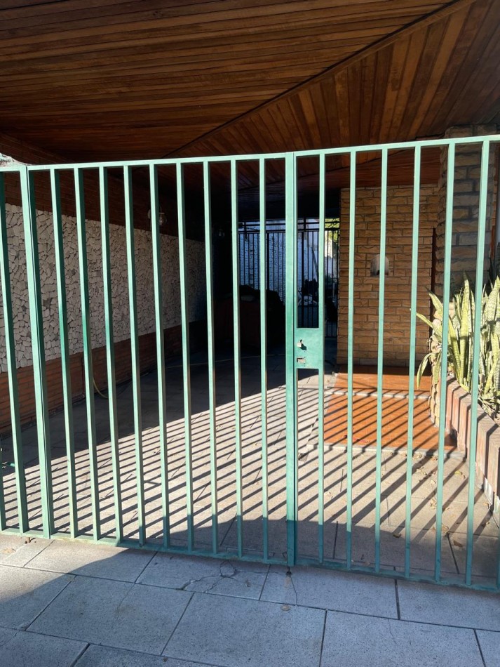 VENTA IMPORTANTE CHALET 3 AMBIENTES CON QUINCHO Y GRAN LOTE - URIARTE 1256 REMEDIOS DE ESCALADA-