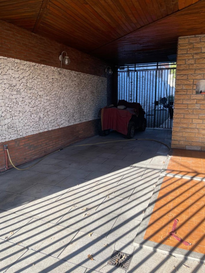VENTA IMPORTANTE CHALET 3 AMBIENTES CON QUINCHO Y GRAN LOTE - URIARTE 1256 REMEDIOS DE ESCALADA-
