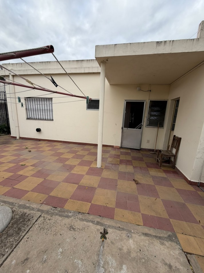 HERMOSA CASA 3 AMBIENTES, CON GRAN PARQUE Y PARRILLA, ALFEREZ PAGE 349 -GLEW-