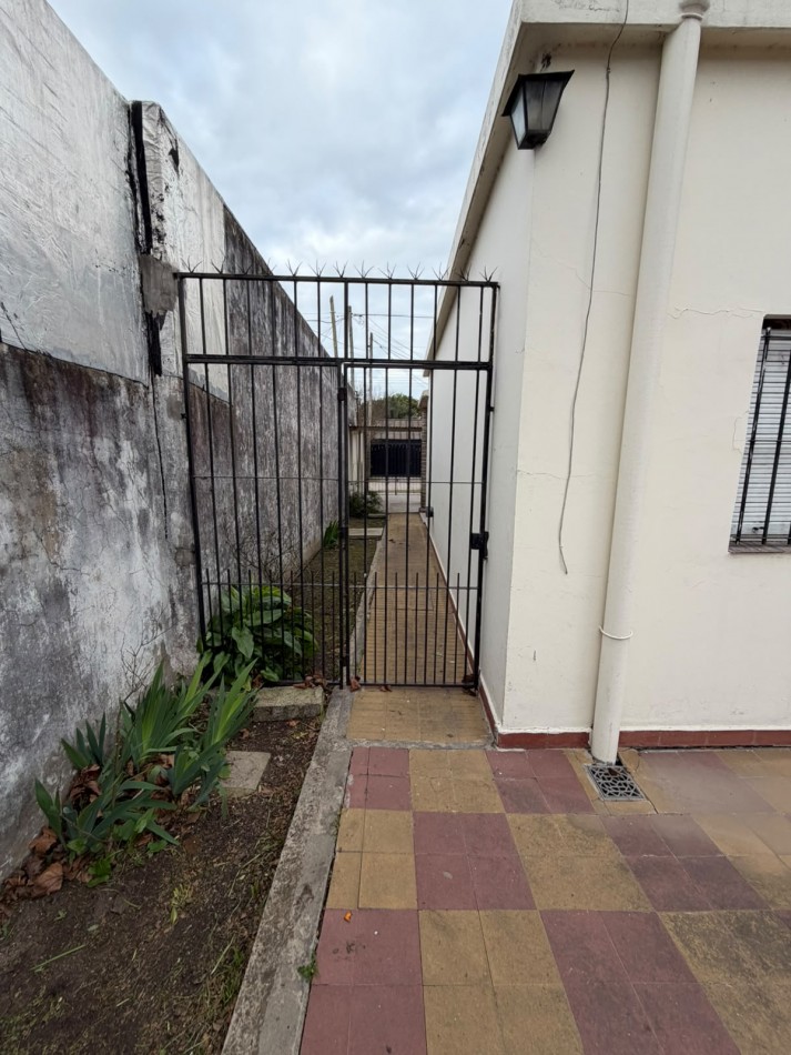 HERMOSA CASA 3 AMBIENTES, CON GRAN PARQUE Y PARRILLA, ALFEREZ PAGE 349 -GLEW-