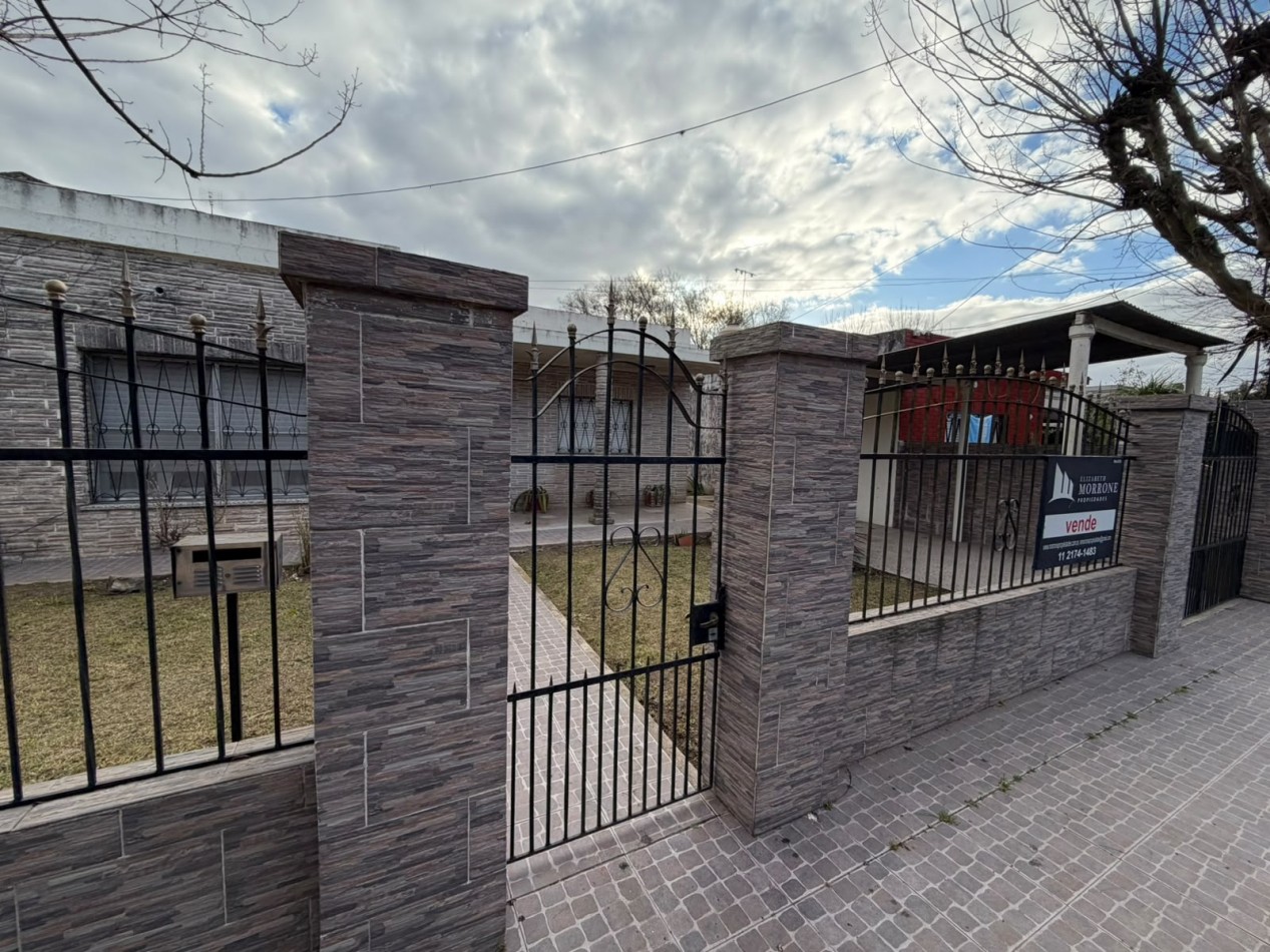 HERMOSA CASA 3 AMBIENTES, CON GRAN PARQUE Y PARRILLA, ALFEREZ PAGE 349 -GLEW-