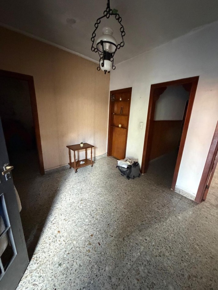 VENTA CASA 4 AMBIENTES, EXCELENTE UBICACION, A 250 METROS DE AV EVA PERON AL 1500, GUEMES 872 -TEMPERLEY-
