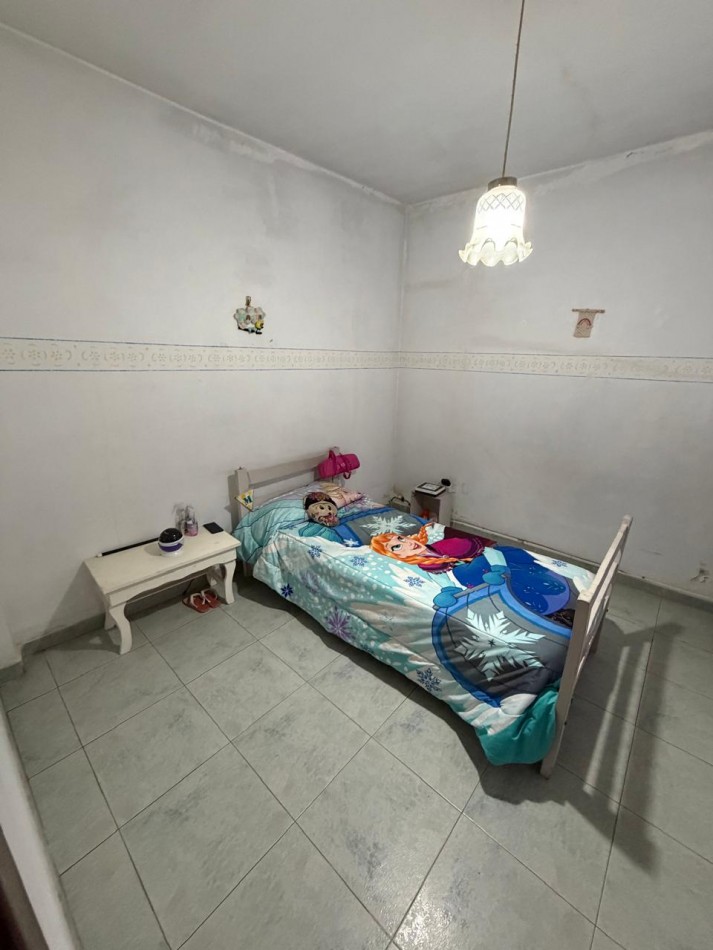 VENTA CASA 4 AMBIENTES, EXCELENTE UBICACION, A 250 METROS DE AV EVA PERON AL 1500, GUEMES 872 -TEMPERLEY-
