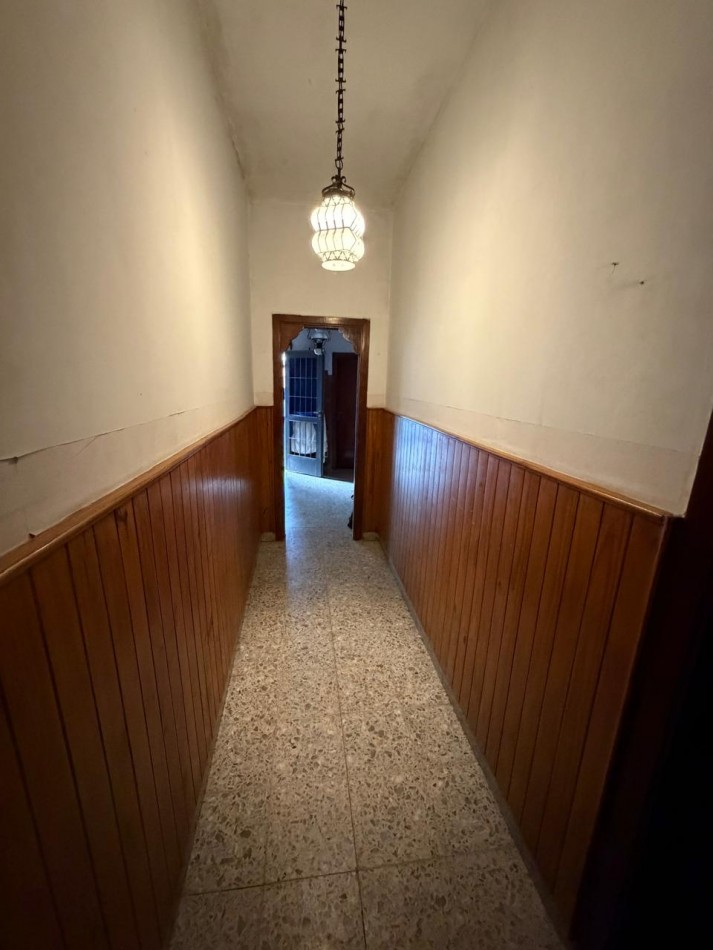 VENTA CASA 4 AMBIENTES, EXCELENTE UBICACION, A 250 METROS DE AV EVA PERON AL 1500, GUEMES 872 -TEMPERLEY-