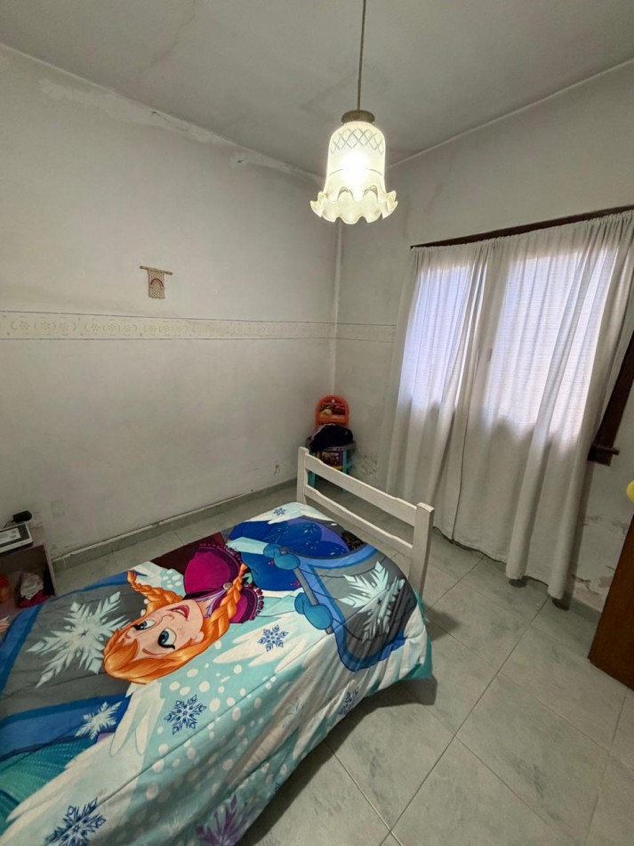 VENTA CASA 4 AMBIENTES, EXCELENTE UBICACION, A 250 METROS DE AV EVA PERON AL 1500, GUEMES 872 -TEMPERLEY-