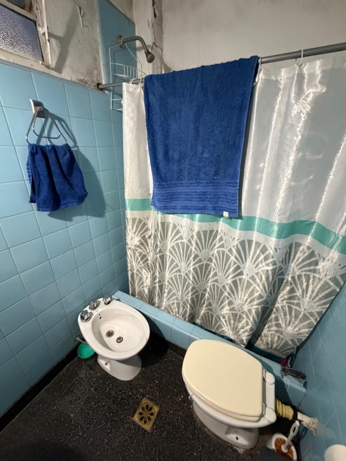 VENTA CASA 4 AMBIENTES, EXCELENTE UBICACION, A 250 METROS DE AV EVA PERON AL 1500, GUEMES 872 -TEMPERLEY-