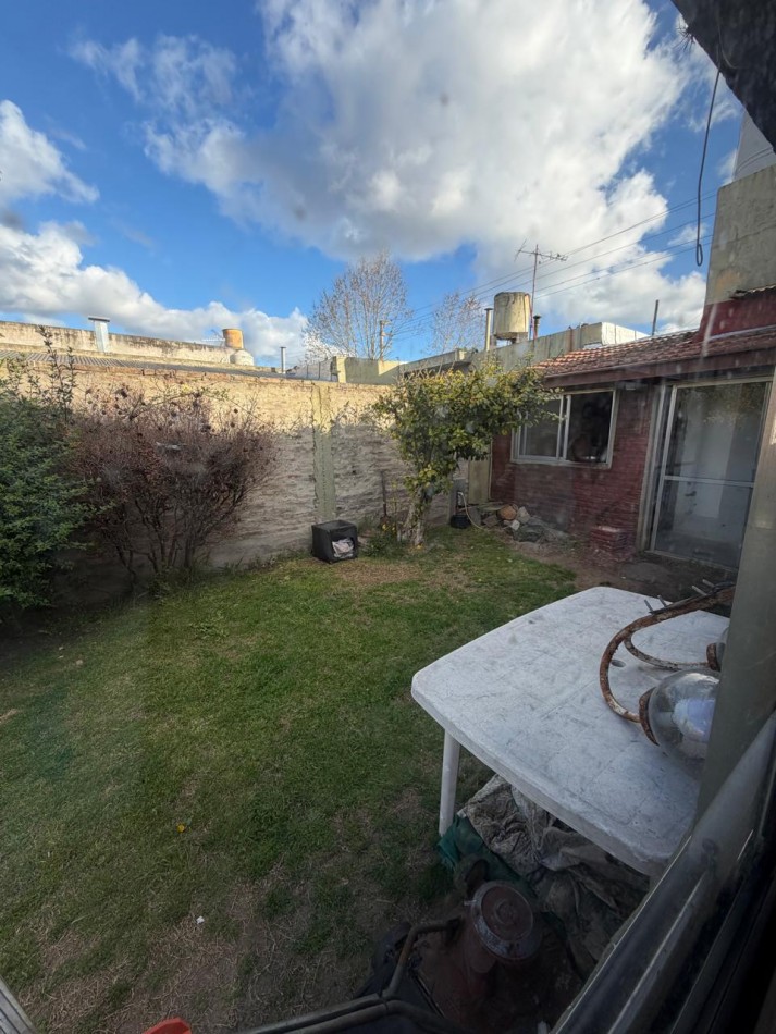 VENTA CASA 4 AMBIENTES, EXCELENTE UBICACION, A 250 METROS DE AV EVA PERON AL 1500, GUEMES 872 -TEMPERLEY-