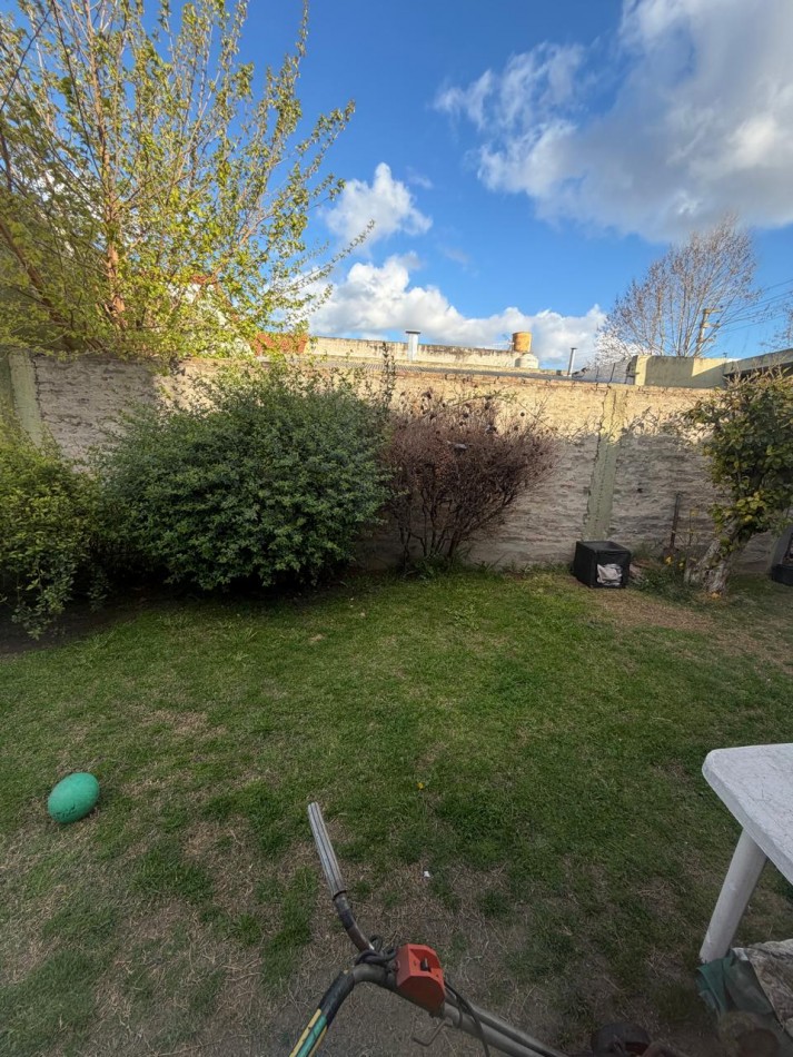 VENTA CASA 4 AMBIENTES, EXCELENTE UBICACION, A 250 METROS DE AV EVA PERON AL 1500, GUEMES 872 -TEMPERLEY-