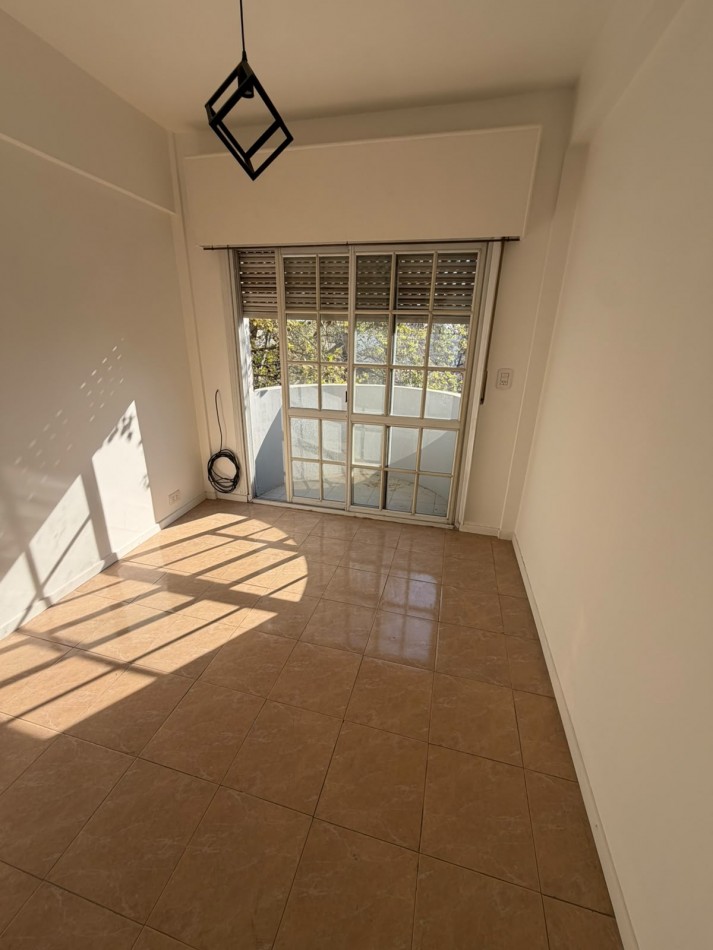 - ALQUILER HERMOSO DEPARTAMENTO 3 AMBIENTES, A UNA CUADRA DE LA ESTACION DE TEMPERLEY, EXCELENTE UBICACION, OBLIGADO 90 -TEMPERLEY-