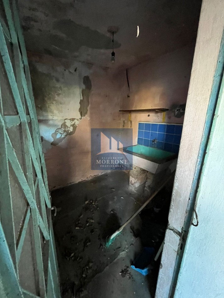 VENTA CASA A RECICLAR CON AMPLIO PATIO Y LUGAR PARA ENTRAR UN AUTO MUY BUENA UBICACION, MALVINAS ARGENTINAS 1347 -TEMPERLEY -