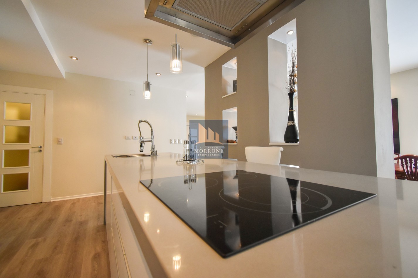 VENTA IMPRESIONANTE CHALET DE CATEGORIA, CON LA COCINA COMPLETAMENTE REMODELADA, 4 DORMITORIOS, LA CASA SE VENDE TOTALMENTE AMUEBLADA, CANGALLO 1400 -TEMPERLEY-
