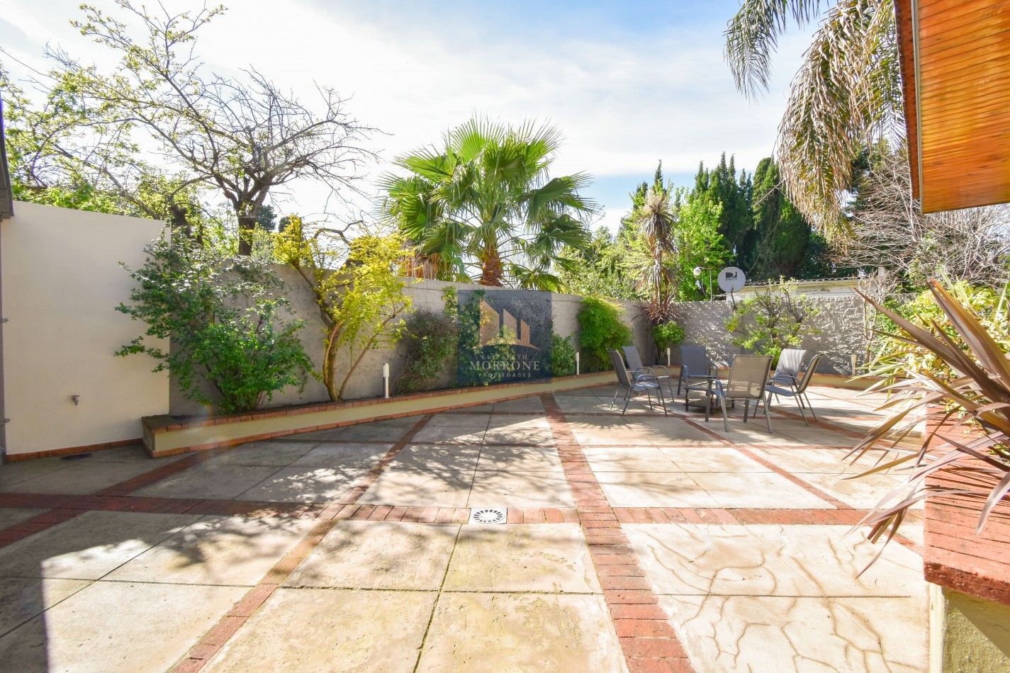 VENTA IMPRESIONANTE CHALET DE CATEGORIA, CON LA COCINA COMPLETAMENTE REMODELADA, 4 DORMITORIOS, LA CASA SE VENDE TOTALMENTE AMUEBLADA, CANGALLO 1400 -TEMPERLEY-