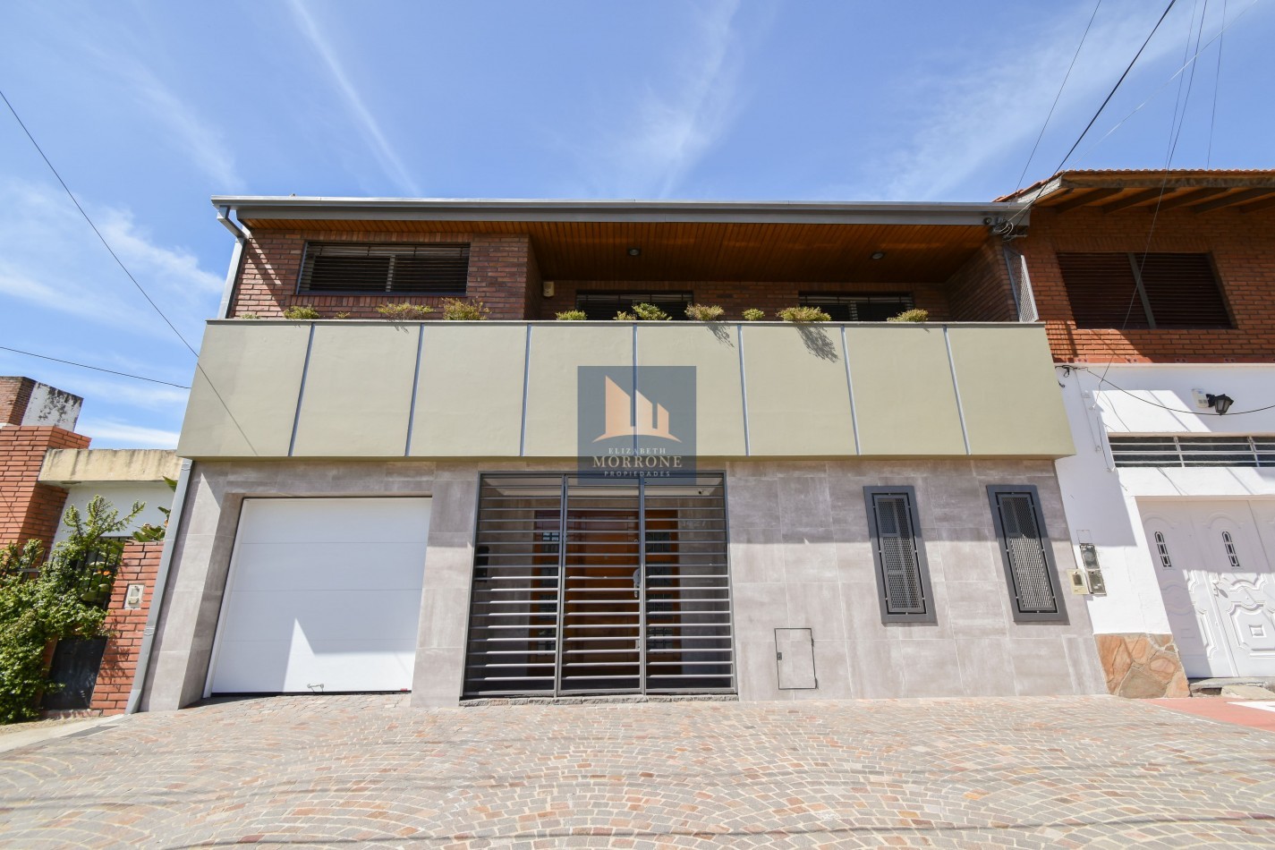 VENTA IMPRESIONANTE CHALET DE CATEGORIA, CON LA COCINA COMPLETAMENTE REMODELADA, 4 DORMITORIOS, LA CASA SE VENDE TOTALMENTE AMUEBLADA, CANGALLO 1400 -TEMPERLEY-