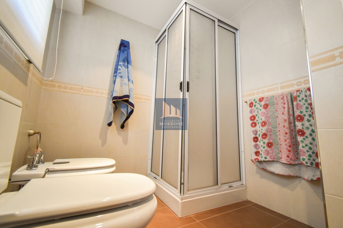 VENTA IMPRESIONANTE CHALET DE CATEGORIA, CON LA COCINA COMPLETAMENTE REMODELADA, 4 DORMITORIOS, LA CASA SE VENDE TOTALMENTE AMUEBLADA, CANGALLO 1400 -TEMPERLEY-