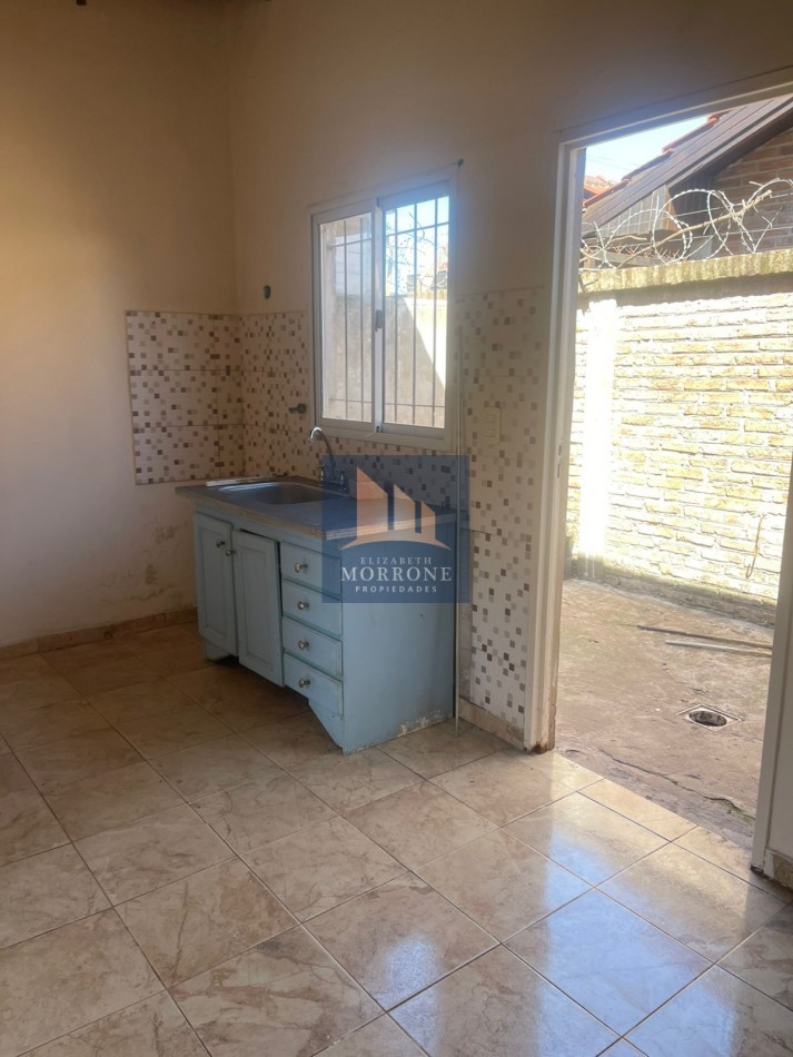 VENTA LOTE DE 20x10 MTS CON EDIFICACION DE 4 DEPARTAMENTOS (2 TERMINADOS), CASTRO CHAVEZ 202 ESQ NARCISO LAPRIDA -MONTE GRANDE-