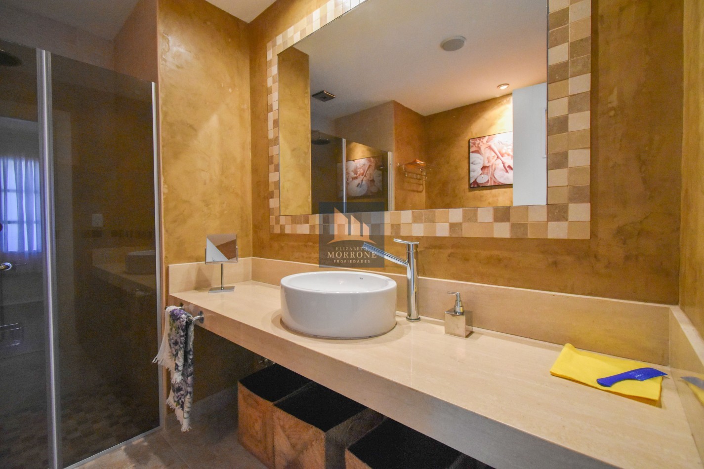 VENTA IMPRESIONANTE CHALET DE CATEGORIA, CON LA COCINA COMPLETAMENTE REMODELADA, 4 DORMITORIOS, LA CASA SE VENDE TOTALMENTE AMUEBLADA, CANGALLO 1400 -TEMPERLEY-
