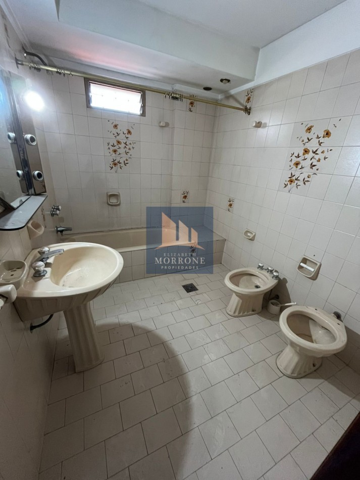 IMPORTANTE CHALET DE CATEGORIA CON 3 DORMITORIOS, SOTANO PARA VARIOS AUTOS Y PARQUE, LA CALANDRIA 4000 -SAN JOSE-