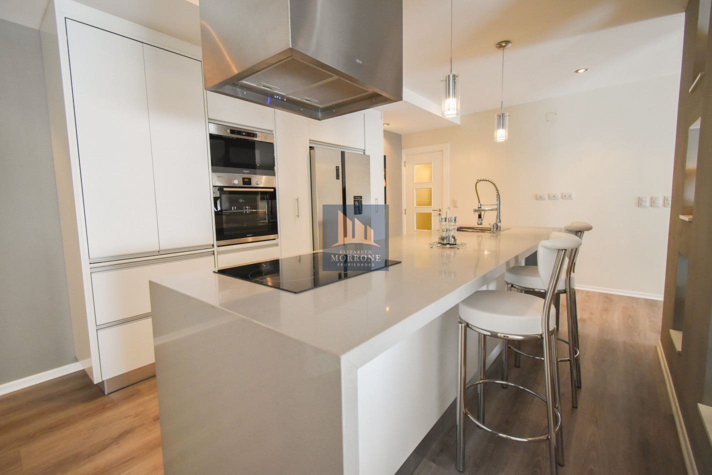 VENTA IMPRESIONANTE CHALET DE CATEGORIA, CON LA COCINA COMPLETAMENTE REMODELADA, 4 DORMITORIOS, LA CASA SE VENDE TOTALMENTE AMUEBLADA, CANGALLO 1400 -TEMPERLEY-