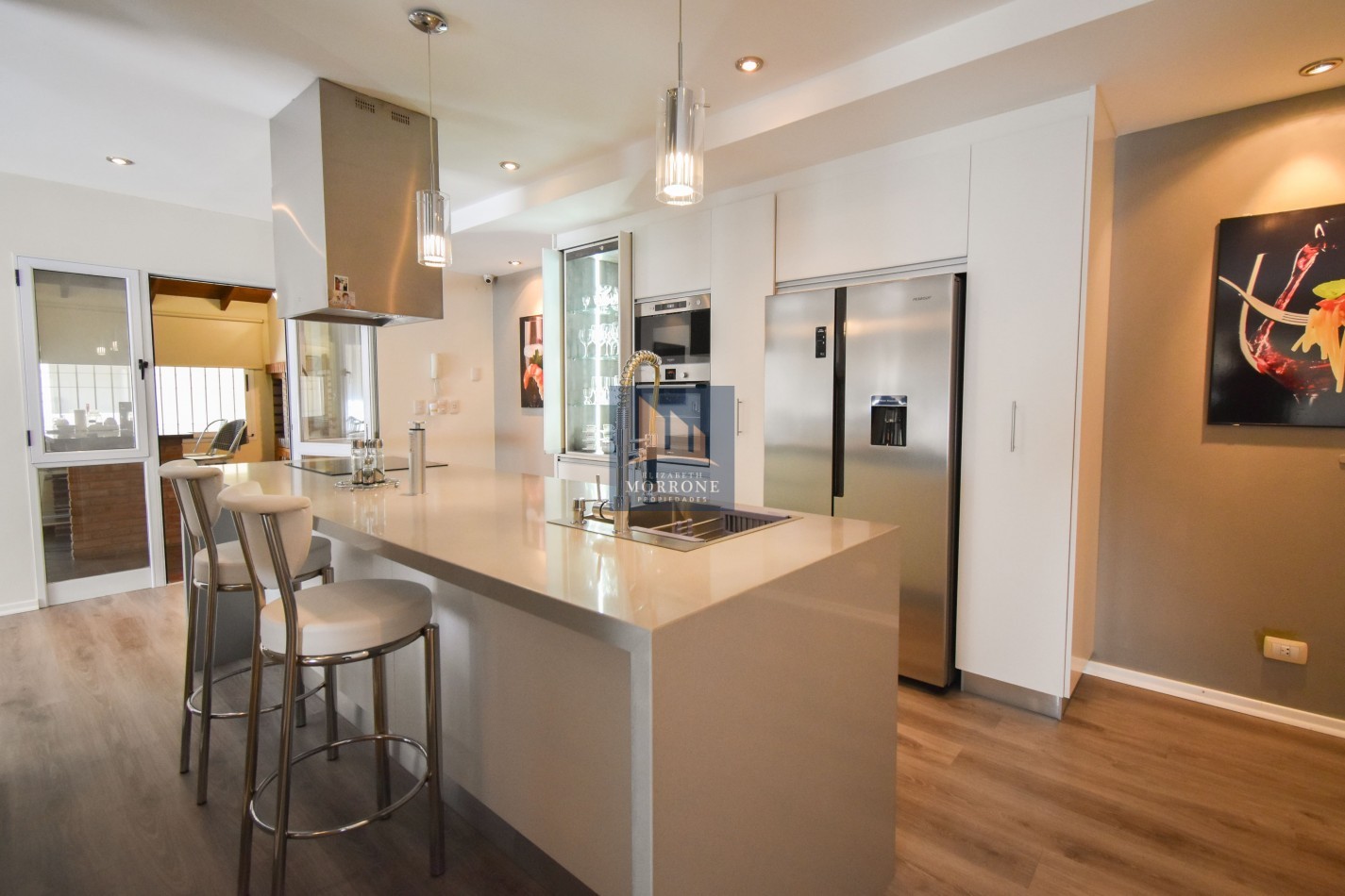 VENTA IMPRESIONANTE CHALET DE CATEGORIA, CON LA COCINA COMPLETAMENTE REMODELADA, 4 DORMITORIOS, LA CASA SE VENDE TOTALMENTE AMUEBLADA, CANGALLO 1400 -TEMPERLEY-