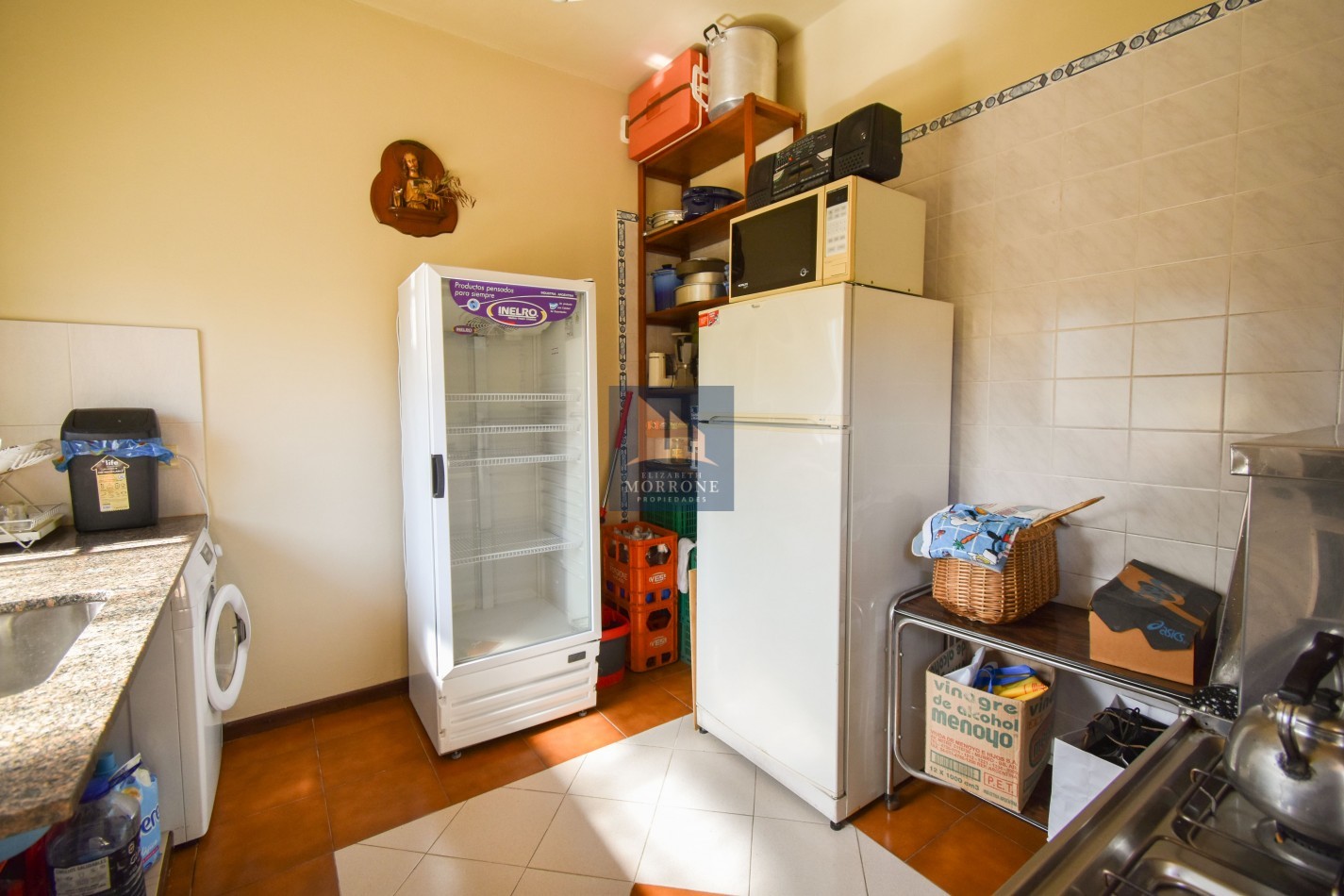 VENTA IMPRESIONANTE CHALET DE CATEGORIA, CON LA COCINA COMPLETAMENTE REMODELADA, 4 DORMITORIOS, LA CASA SE VENDE TOTALMENTE AMUEBLADA, CANGALLO 1400 -TEMPERLEY-