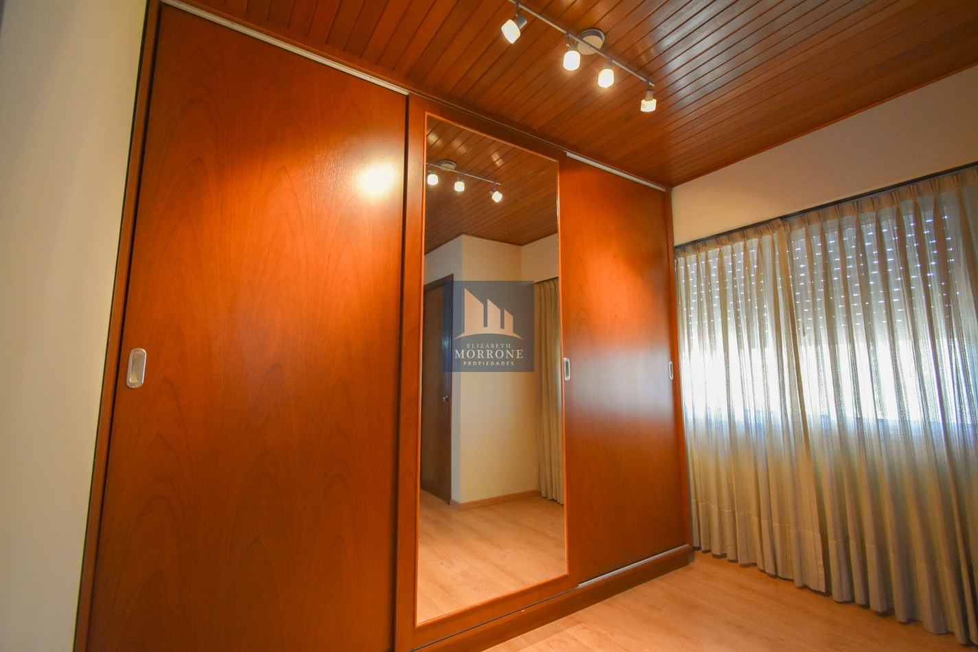 VENTA IMPRESIONANTE CHALET DE CATEGORIA, CON LA COCINA COMPLETAMENTE REMODELADA, 4 DORMITORIOS, LA CASA SE VENDE TOTALMENTE AMUEBLADA, CANGALLO 1400 -TEMPERLEY-