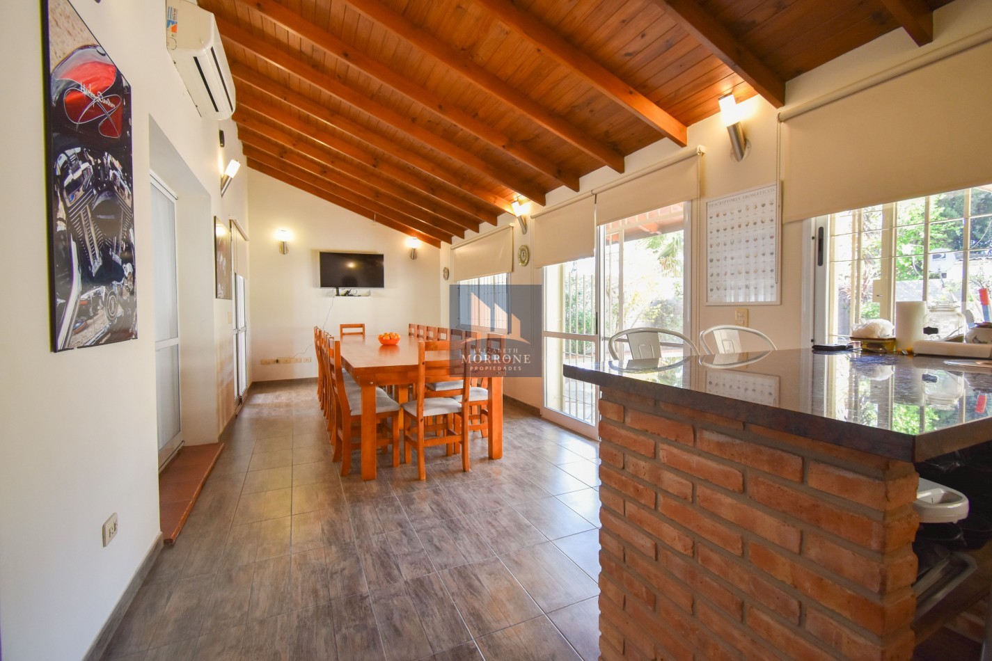 VENTA IMPRESIONANTE CHALET DE CATEGORIA, CON LA COCINA COMPLETAMENTE REMODELADA, 4 DORMITORIOS, LA CASA SE VENDE TOTALMENTE AMUEBLADA, CANGALLO 1400 -TEMPERLEY-
